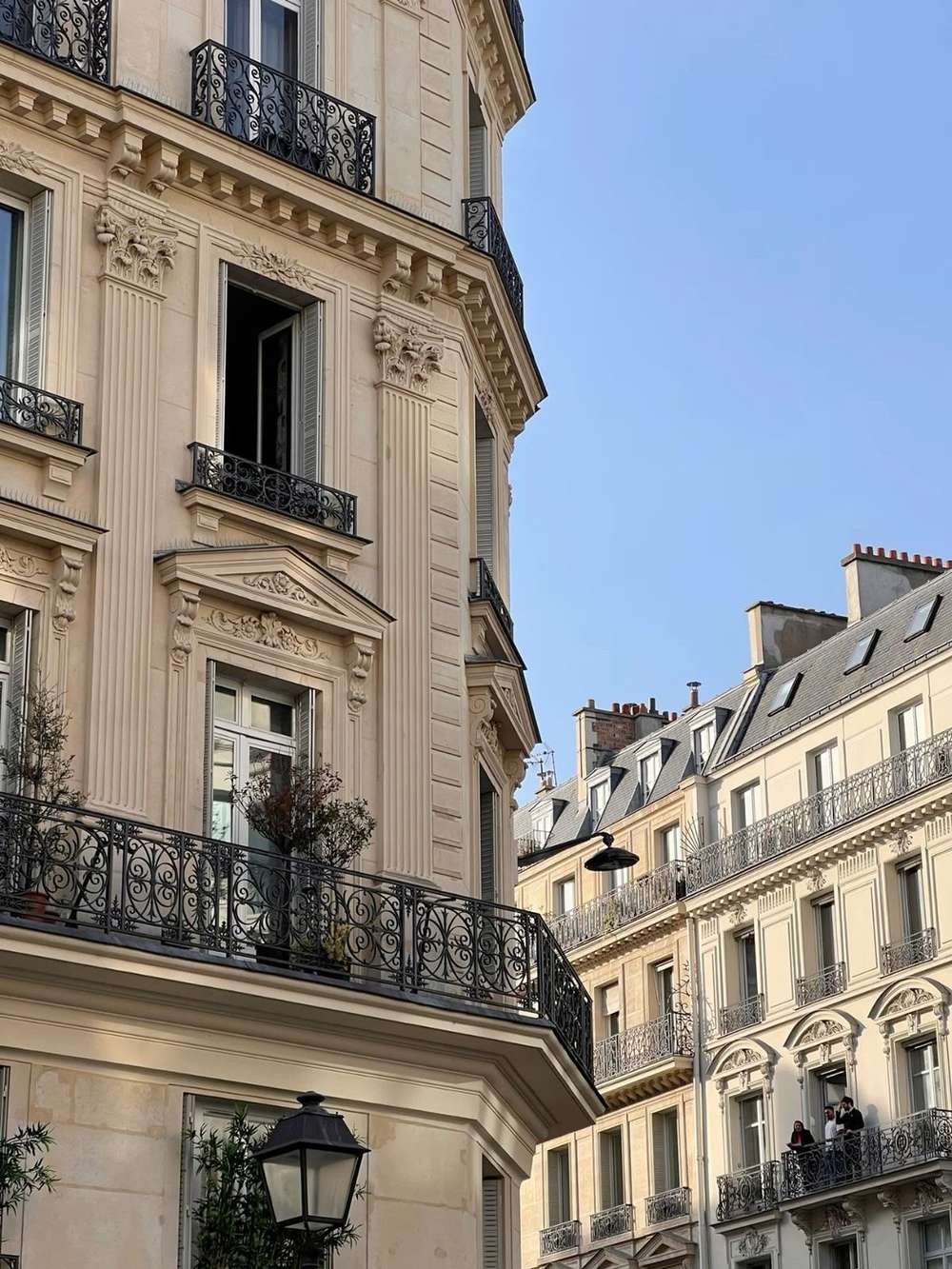 Balcons et façade haussmannienne à Paris